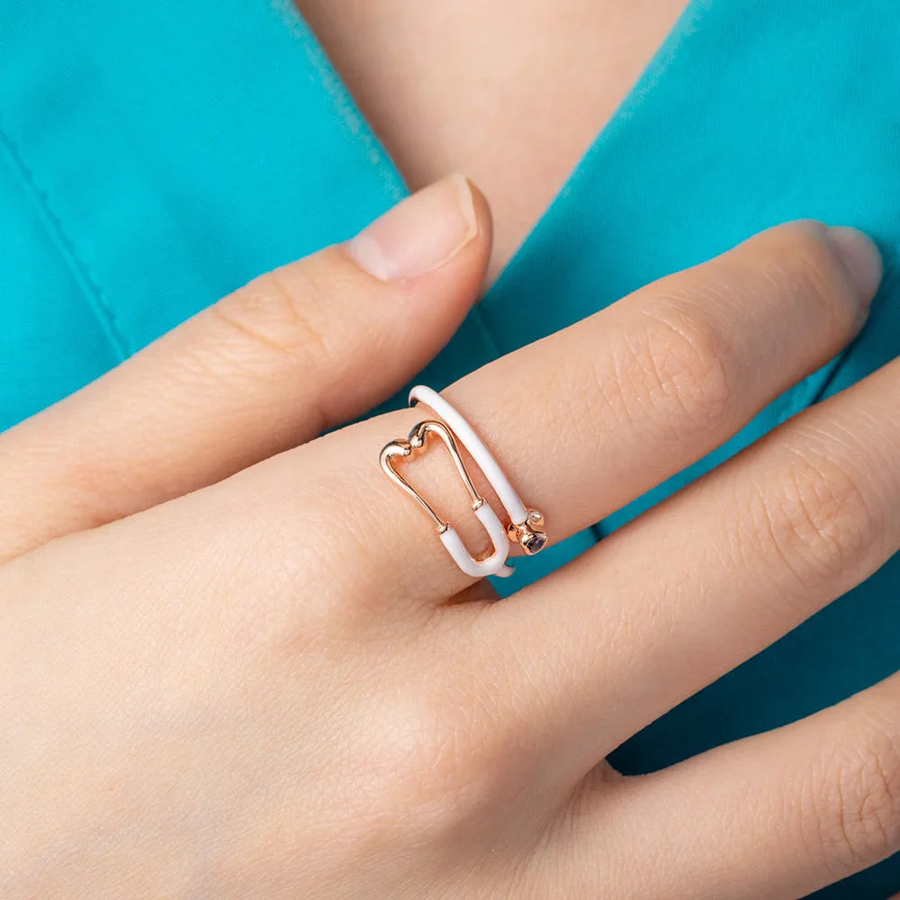 MedHeart™ – Anillo médico con corazón de cristal